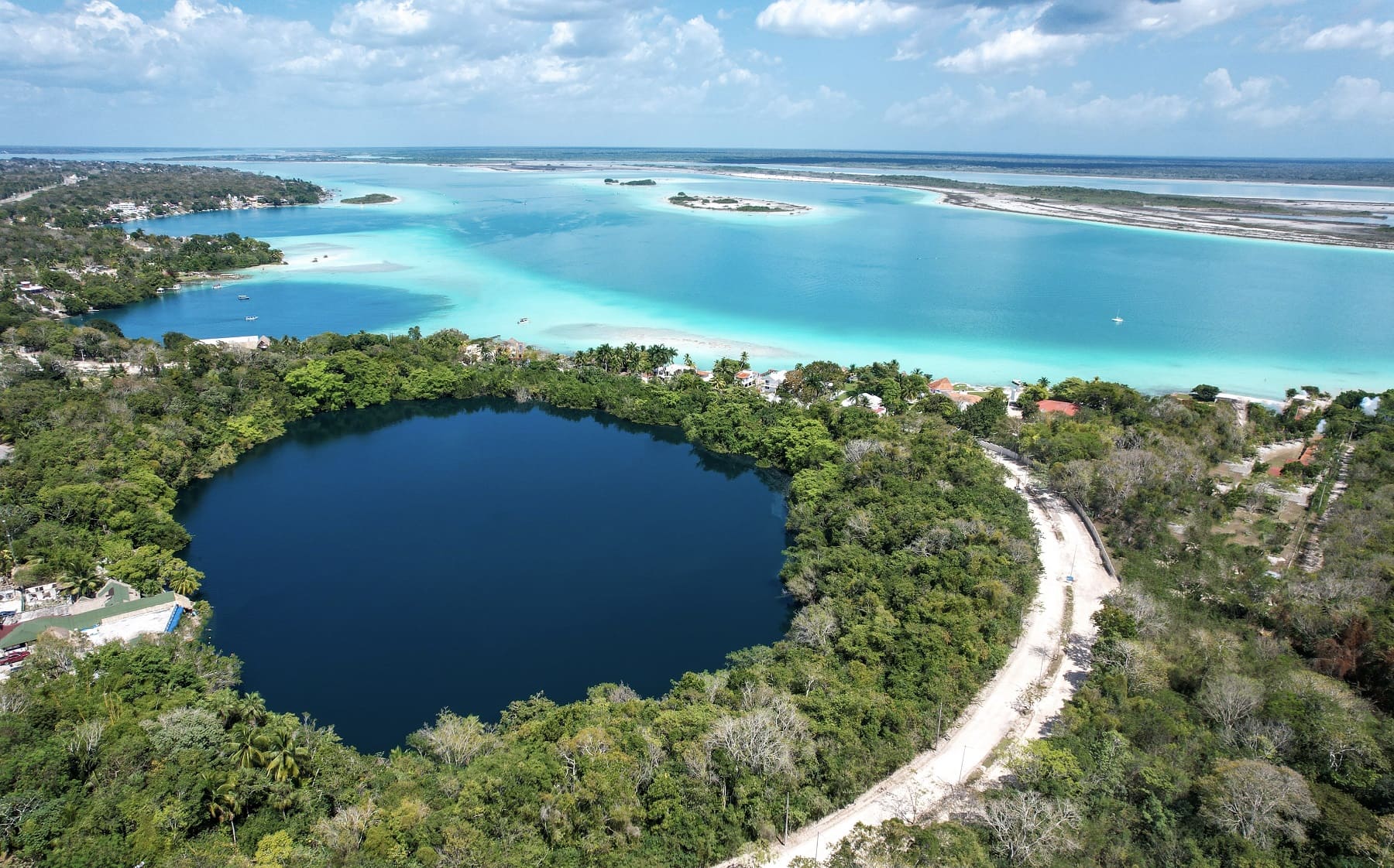Vue aérienne d’une lagune turquoise bordée de végétation