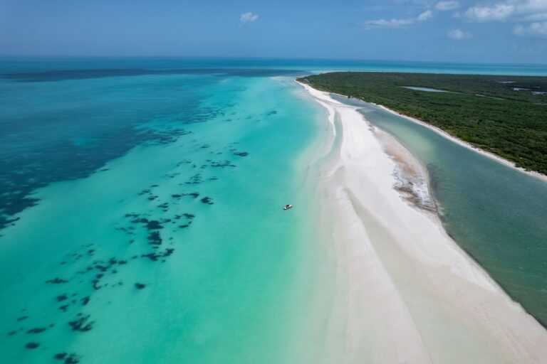 Vue aérienne d’un banc de sable et des eaux turquoise de Holbox