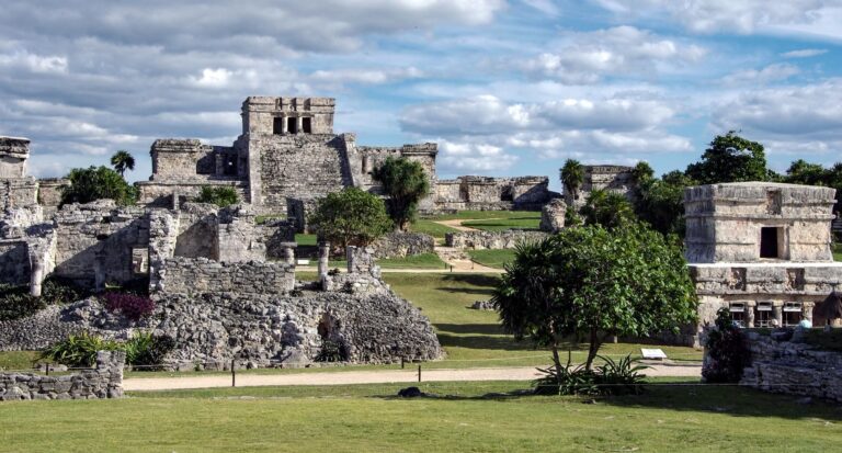 Ruines mayas et espaces verts du site archéologique de Tulum