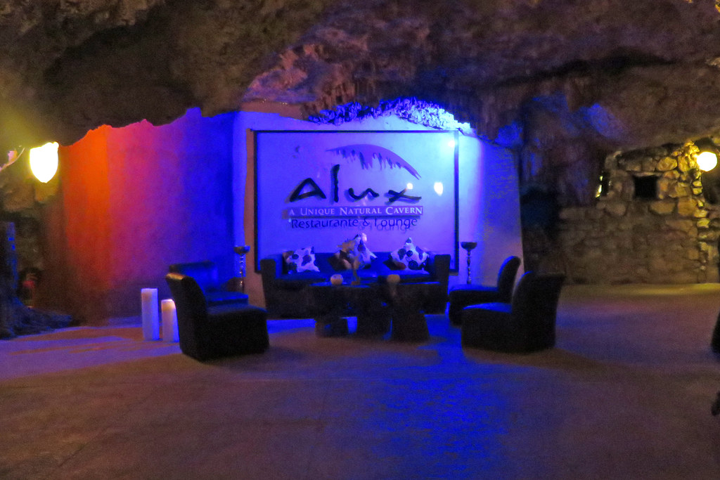 Espace lounge du restaurant Alux dans une grotte, photographié en janvier 2015
