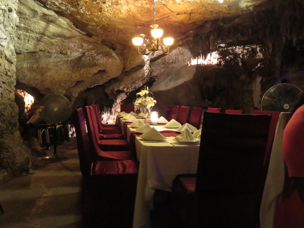 Table dressée sous les formations rocheuses d’Alux, photographiée en janvier 2015