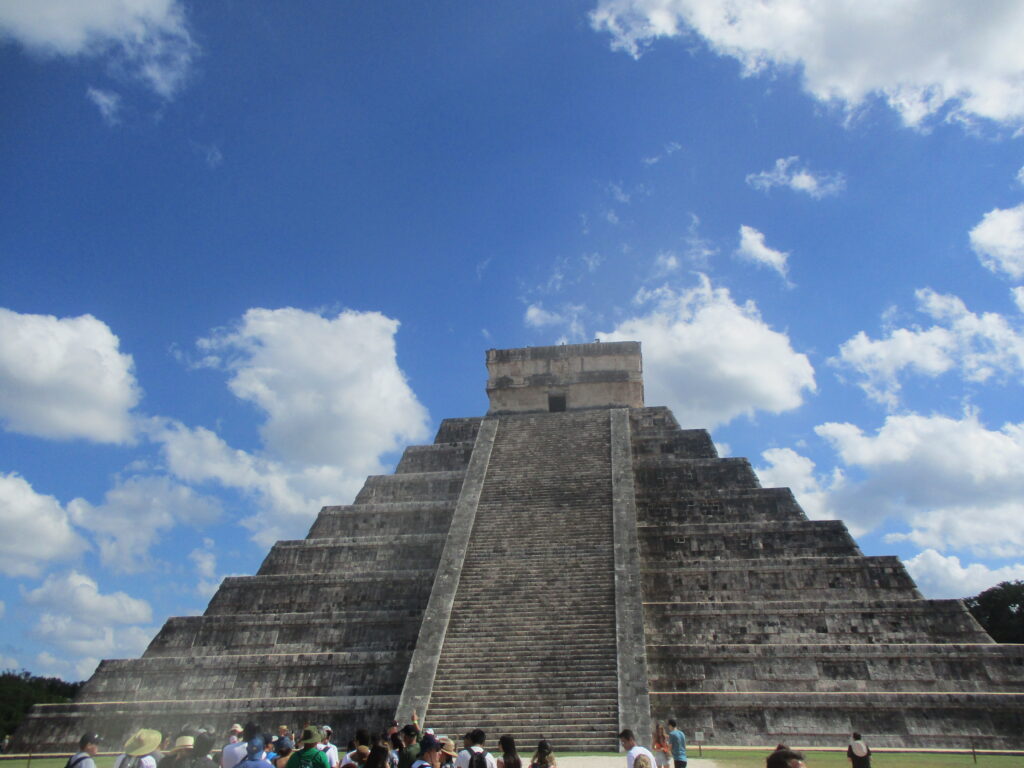 El Castillo à Chichén Itzá, avec son escalier central et des visiteurs au premier plan.
