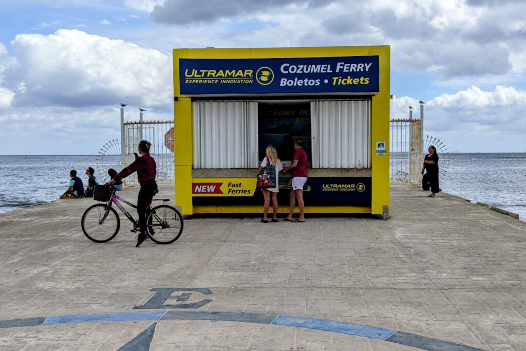 Kiosque de billets pour le ferry de Cozumel sur le front de mer de Playa del Carmen