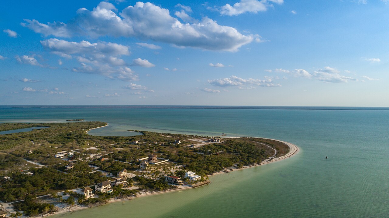 Vue aérienne de la côte de Punta Cocos à Holbox, photographiée en 2018