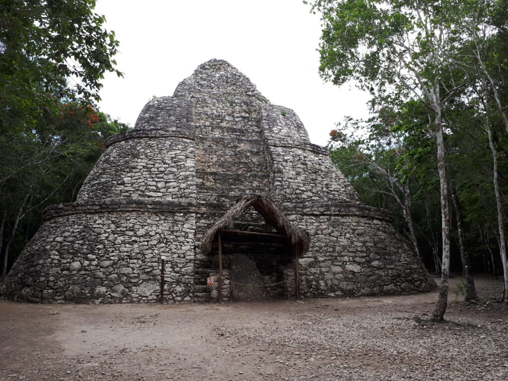 La structure Xaibé de Cobá, aux niveaux de pierre arrondis, entourée d’arbres.