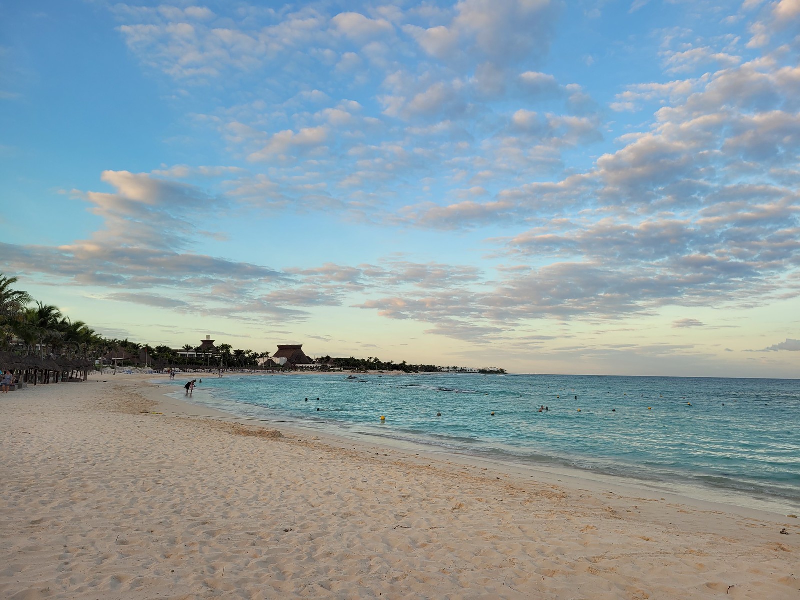 Plage de sable et mer des Caraïbes sur le littoral du Quintana Roo